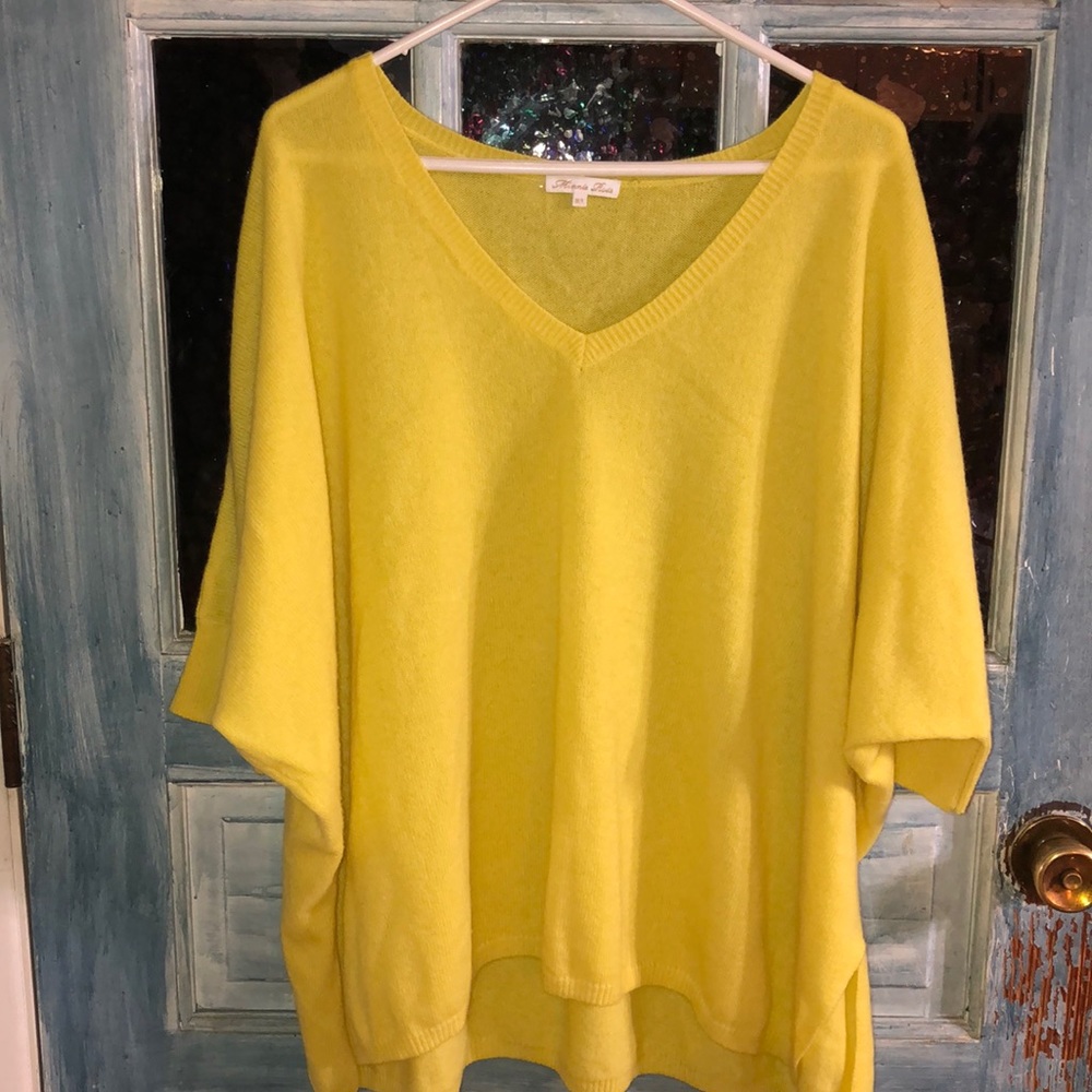 Short sleeve yellow Minnie Rose sweater